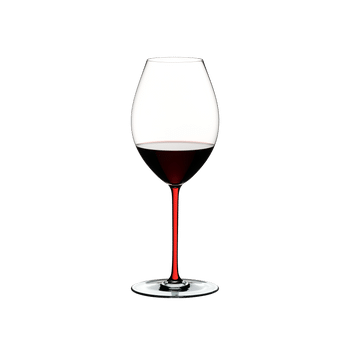 RIEDEL Fatto A Mano Syrah Rot gefüllt mit einem Getränk auf weißem Hintergrund