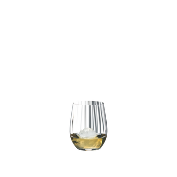 RIEDEL Barware Optical O Whisky gefüllt mit einem Getränk auf weißem Hintergrund