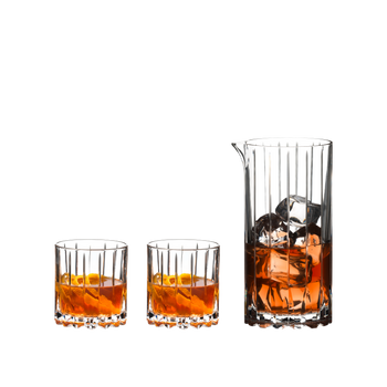 RIEDEL Drink Specific Glassware Mixology Neat Set con bebida en un fondo blanco