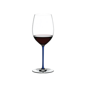 RIEDEL Fatto A Mano Cabernet/Merlot Blau gefüllt mit einem Getränk auf weißem Hintergrund