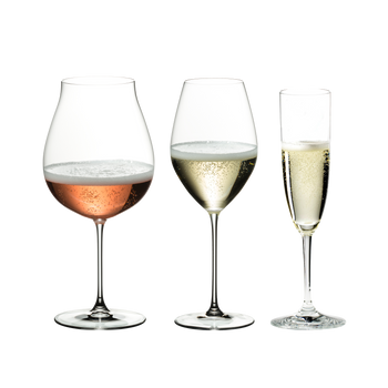RIEDEL Champagne Tasting Set rempli avec une boisson sur fond blanc