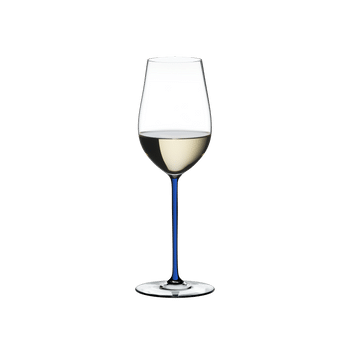 RIEDEL Fatto A Mano Riesling/Zinfandel Blau R.Q. gefüllt mit einem Getränk auf weißem Hintergrund