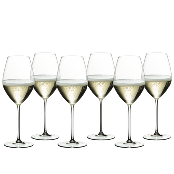 RIEDEL Veritas Restaurant Champagne Wine Glass con bebida en un fondo blanco