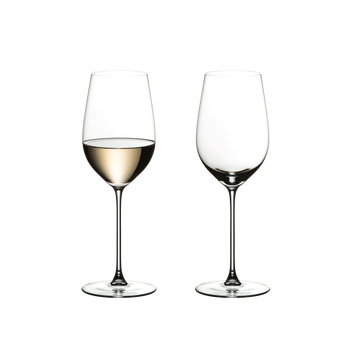 RIEDEL Veritas Riesling/Zinfandel riempito con una bevanda su sfondo bianco