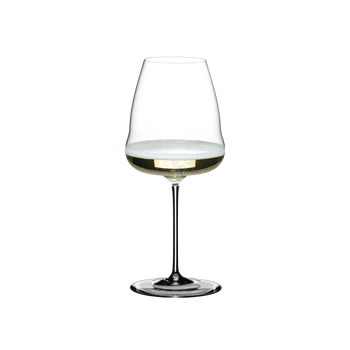 RIEDEL Winewings Restaurant Champagner Weinglas gefüllt mit einem Getränk auf weißem Hintergrund