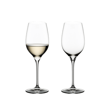 RIEDEL Grape@RIEDEL Riesling/Sauvignon Blanc gefüllt mit einem Getränk auf weißem Hintergrund
