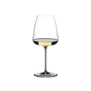 RIEDEL Winewings Restaurant Sauvignon Blanc gefüllt mit einem Getränk auf weißem Hintergrund