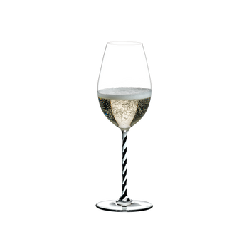 RIEDEL Fatto A Mano Champagne Wine Glass Black & White R.Q. con bebida en un fondo blanco