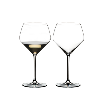 RIEDEL Heart To Heart Chardonnay (im Fass gereift) gefüllt mit einem Getränk auf weißem Hintergrund