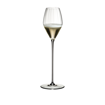 RIEDEL High Performance Champagnerglas Klar gefüllt mit einem Getränk auf weißem Hintergrund