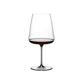 RIEDEL Winewings Cabernet Sauvignon gefüllt mit einem Getränk auf weißem Hintergrund