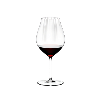RIEDEL Performance Restaurant Pinot Noir gefüllt mit einem Getränk auf weißem Hintergrund