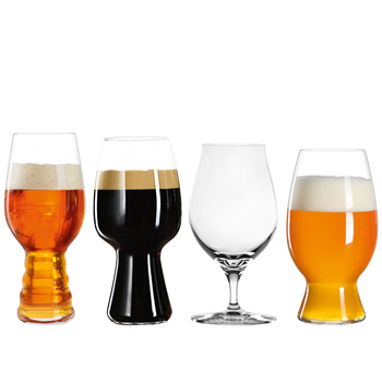 SPIEGELAU Craft Beer Glasses Tasting Kit con bebida en un fondo blanco