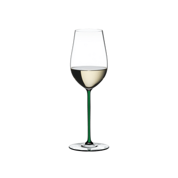 RIEDEL Fatto A Mano Riesling/Zinfandel Grün gefüllt mit einem Getränk auf weißem Hintergrund