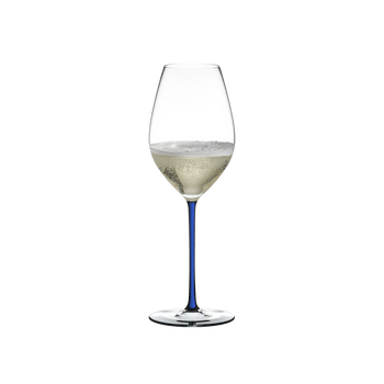 RIEDEL Fatto A Mano Champagner Weinglas Blau gefüllt mit einem Getränk auf weißem Hintergrund