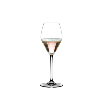 RIEDEL Extreme Restaurant Rosé/Champagner gefüllt mit einem Getränk auf weißem Hintergrund