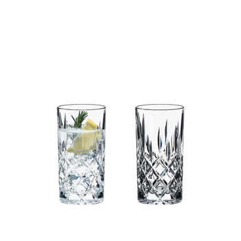 RIEDEL Tumbler Collection Spey Long Drink rempli avec une boisson sur fond blanc