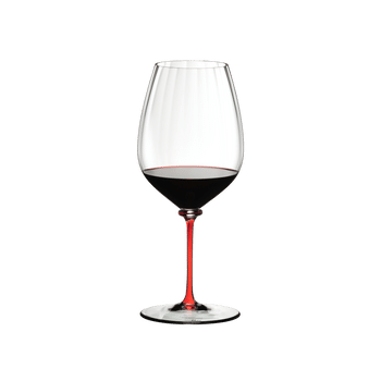 RIEDEL Fatto A Mano Performance Cabernet Sauvignon Rot gefüllt mit einem Getränk auf weißem Hintergrund