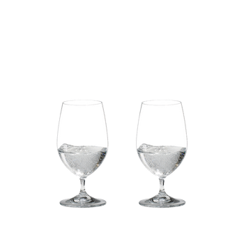 RIEDEL Vinum Gourmet Glass con bebida en un fondo blanco