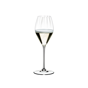RIEDEL Performance Restaurant Champagne con bebida en un fondo blanco