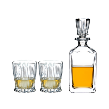 RIEDEL Tumbler Collection Fire Whisky Set - 2 Whisky Becher + Dekanter gefüllt mit einem Getränk auf weißem Hintergrund