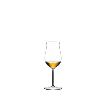 RIEDEL Sommeliers Cognac V.S.O.P gefüllt mit einem Getränk auf weißem Hintergrund