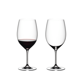 RIEDEL Vinum Cabernet Sauvignon/Merlot rempli avec une boisson sur fond blanc