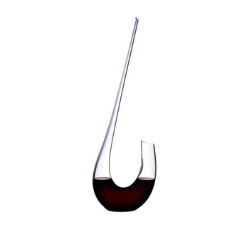 RIEDEL Decanter Winewings rempli avec une boisson sur fond blanc