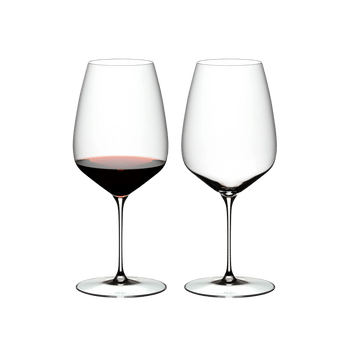 RIEDEL Veloce Cabernet/Merlot gefüllt mit einem Getränk auf weißem Hintergrund