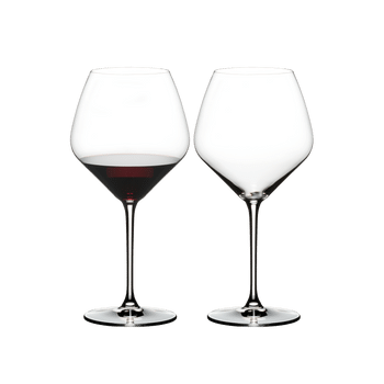 RIEDEL Heart To Heart Pinot Noir con bebida en un fondo blanco