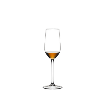 RIEDEL Sommeliers Sherry gefüllt mit einem Getränk auf weißem Hintergrund