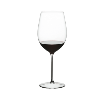 RIEDEL Sommeliers Restaurant Bordeaux Grand Cru gefüllt mit einem Getränk auf weißem Hintergrund