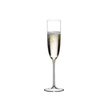 RIEDEL Sommeliers Champagnerglas gefüllt mit einem Getränk auf weißem Hintergrund