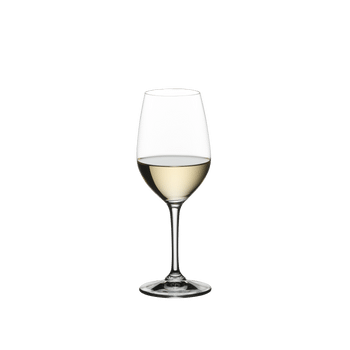 RIEDEL Restaurant Riesling/Zinfandel gefüllt mit einem Getränk auf weißem Hintergrund