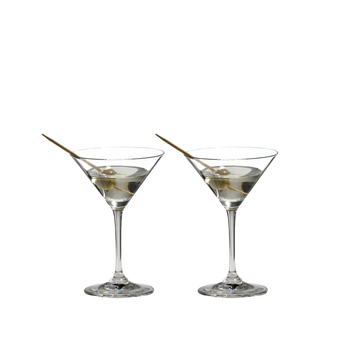 RIEDEL Vinum Martini rempli avec une boisson sur fond blanc
