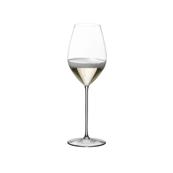 RIEDEL Superleggero Champagner Weinglas gefüllt mit einem Getränk auf weißem Hintergrund