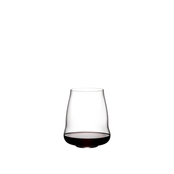 RIEDEL Wings To Fly Pinot Noir / Nebbiolo gefüllt mit einem Getränk auf weißem Hintergrund