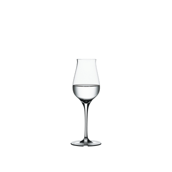 SPIEGELAU Authentis Digestiv gefüllt mit einem Getränk auf weißem Hintergrund