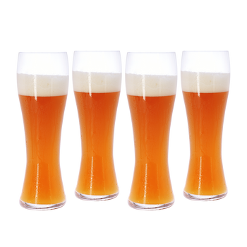 SPIEGELAU Beer Classics Weizenbier gefüllt mit einem Getränk auf weißem Hintergrund