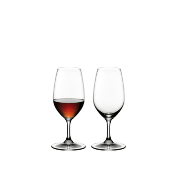 RIEDEL Vinum Port con bebida en un fondo blanco