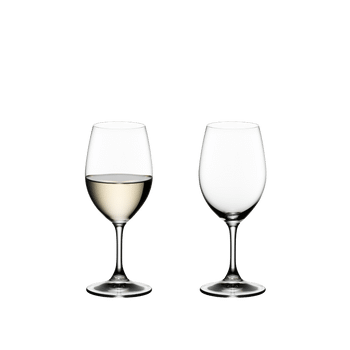 RIEDEL Ouverture Weißwein gefüllt mit einem Getränk auf weißem Hintergrund