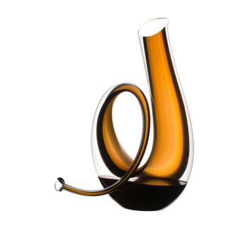 RIEDEL Decanter Horn riempito con una bevanda su sfondo bianco