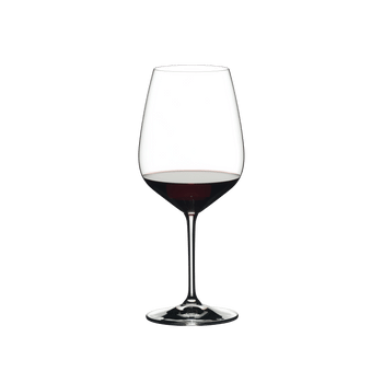 RIEDEL Extreme Restaurant Cabernet gefüllt mit einem Getränk auf weißem Hintergrund