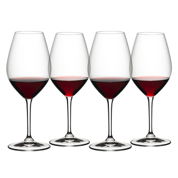 RIEDEL Wine Friendly RIEDEL 002 - Rotwein gefüllt mit einem Getränk auf weißem Hintergrund
