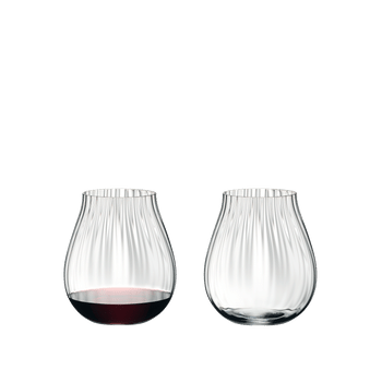 RIEDEL Tumbler Collection Optical O All Purpose Glass rempli avec une boisson sur fond blanc