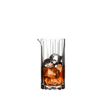 RIEDEL Drink Specific Glassware Rührbecher gefüllt mit einem Getränk auf weißem Hintergrund