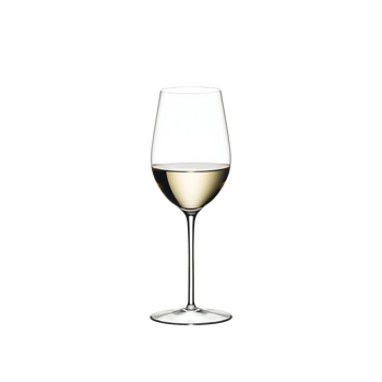 RIEDEL Sommeliers Zinfandel/Riesling Grand Cru con bebida en un fondo blanco