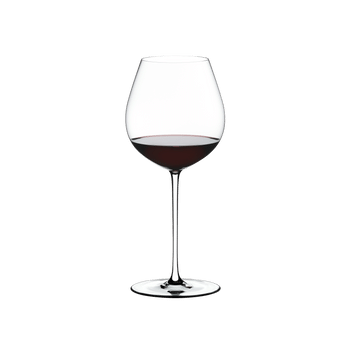 RIEDEL Fatto A Mano Alte Welt Pinot Noir Weiß R.Q. gefüllt mit einem Getränk auf weißem Hintergrund