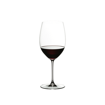 RIEDEL Veritas Restaurant Cabernet/Merlot gefüllt mit einem Getränk auf weißem Hintergrund