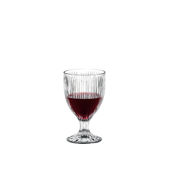 RIEDEL Tumbler Collection Fire Allzweckglas gefüllt mit einem Getränk auf weißem Hintergrund